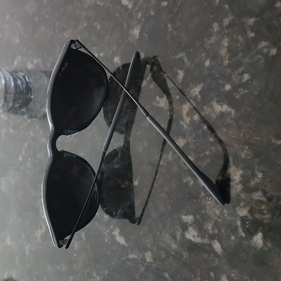 Ray-ban sunglasses - polarized - Picture 2 of 3